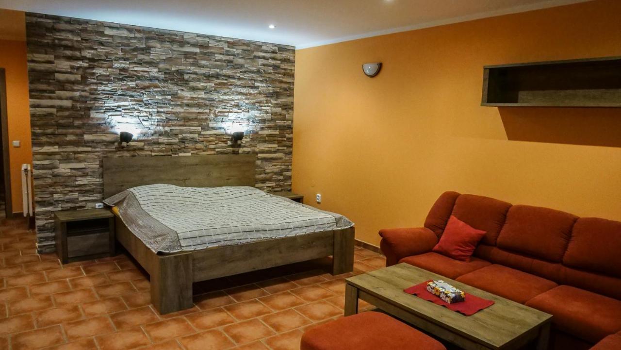 Penzion Na Hradbách Louny Exterior foto